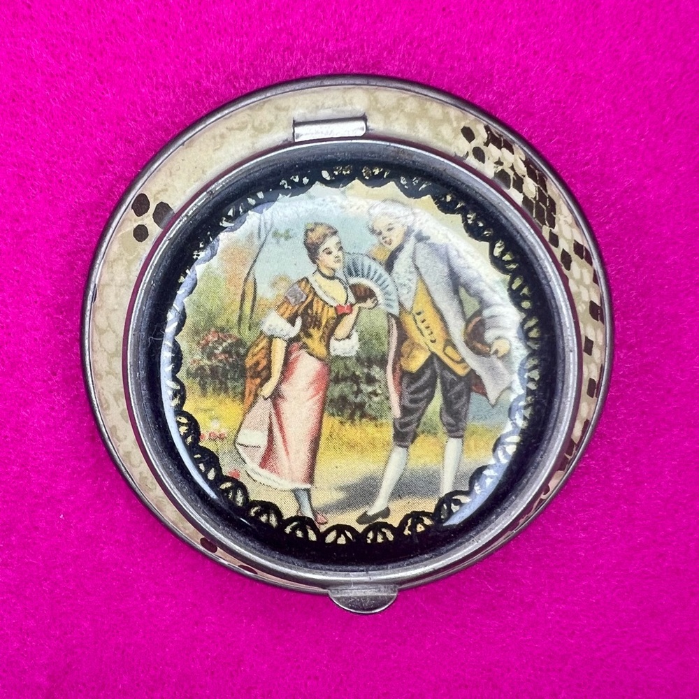 Vintage Compact with Pink and Gold Design and Romantic Couple
